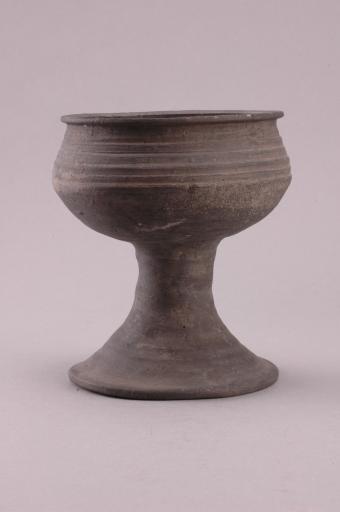 春秋时代高圈足罐状腹弦纹黑陶簋