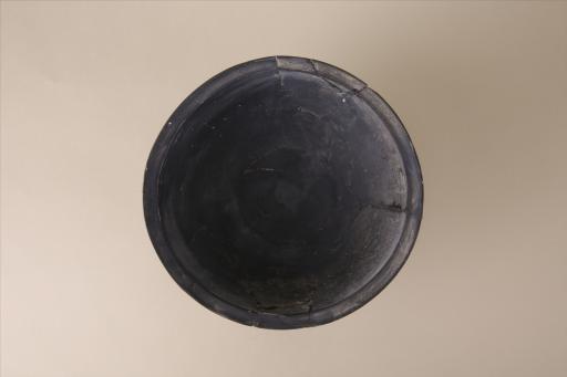 新石器时代屈家岭文化弧腹镂孔圈足泥质黑陶碗