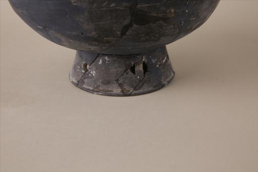新石器时代屈家岭文化弧腹镂孔圈足泥质黑陶碗