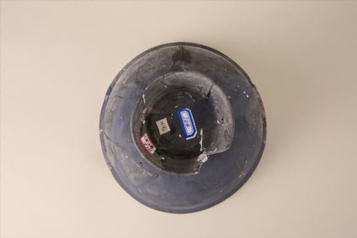 新石器时代屈家岭文化弧腹镂孔圈足泥质黑陶碗
