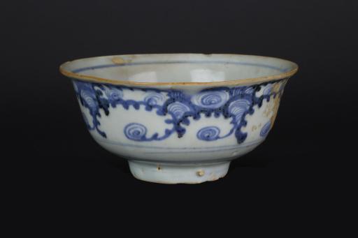 明侈口“福”字款云纹青花瓷碗