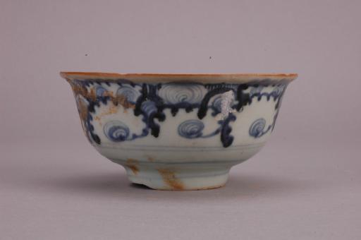 明侈口“福”字款云纹青花瓷碗
