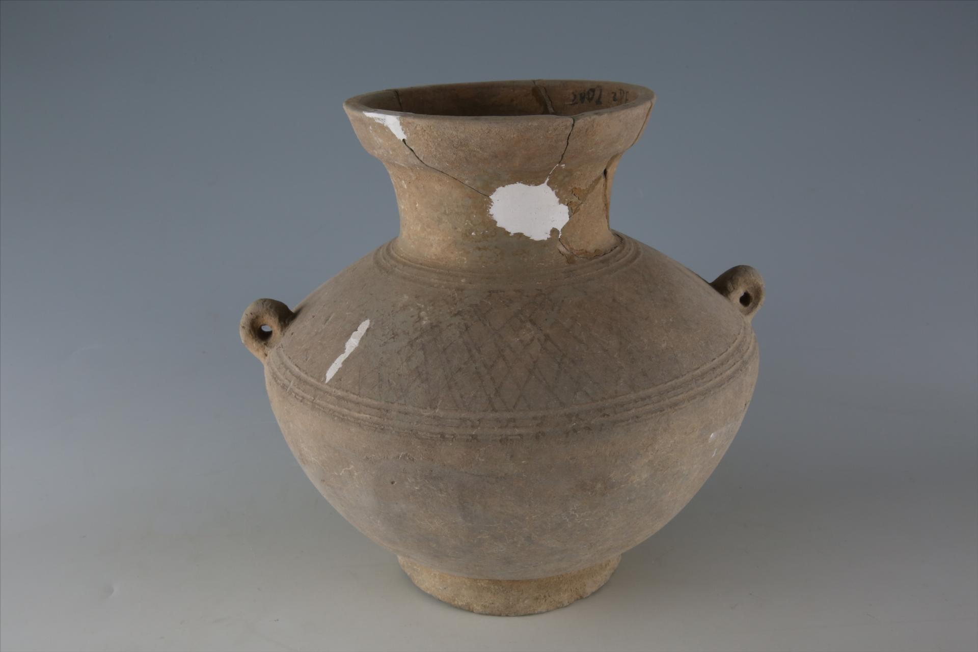 东汉盘口束颈鼓腹圈足环耳菱形暗纹泥质灰陶罐