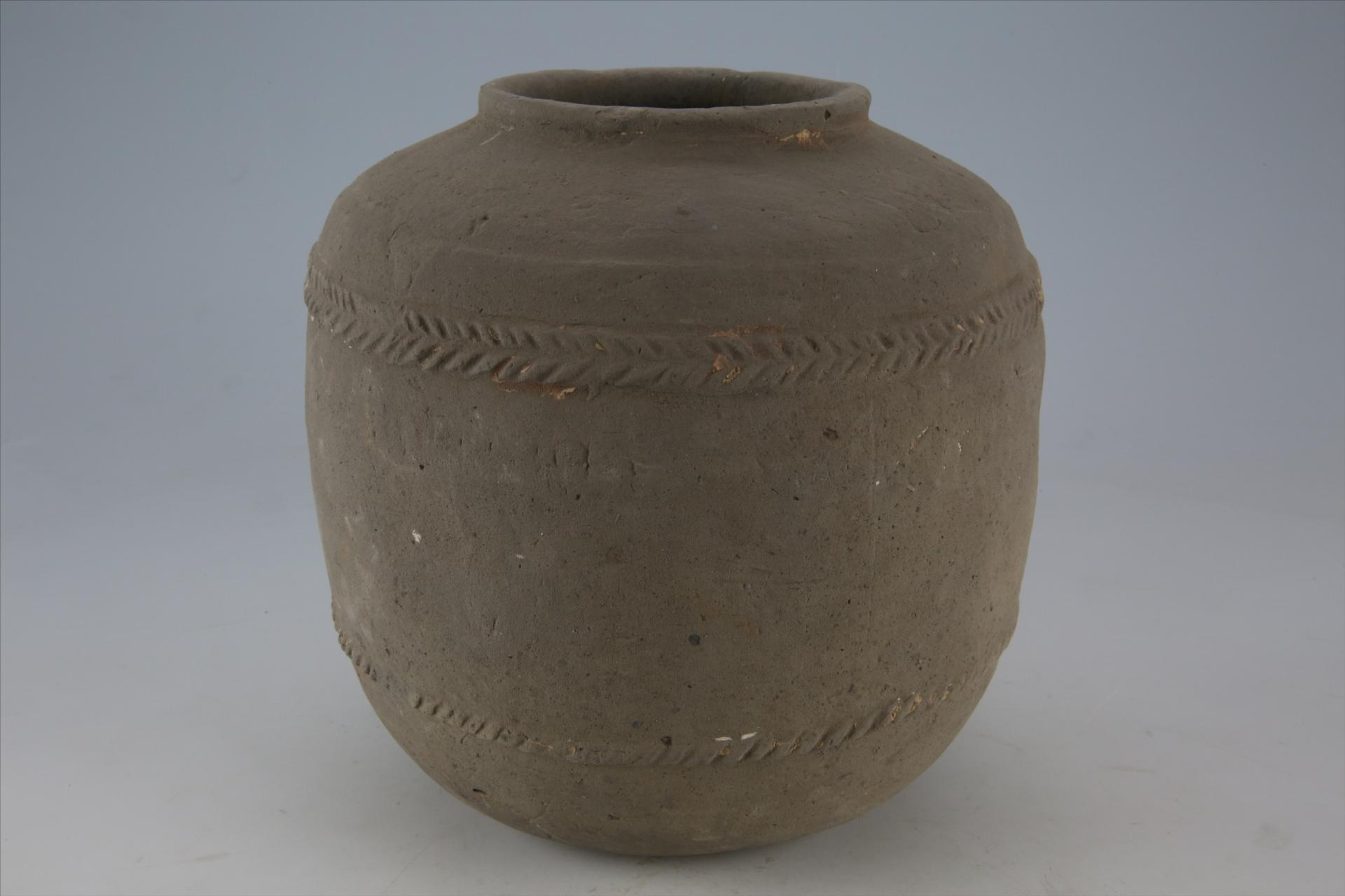 东汉敛口弧肩直腹平底绳纹夹砂灰陶罐