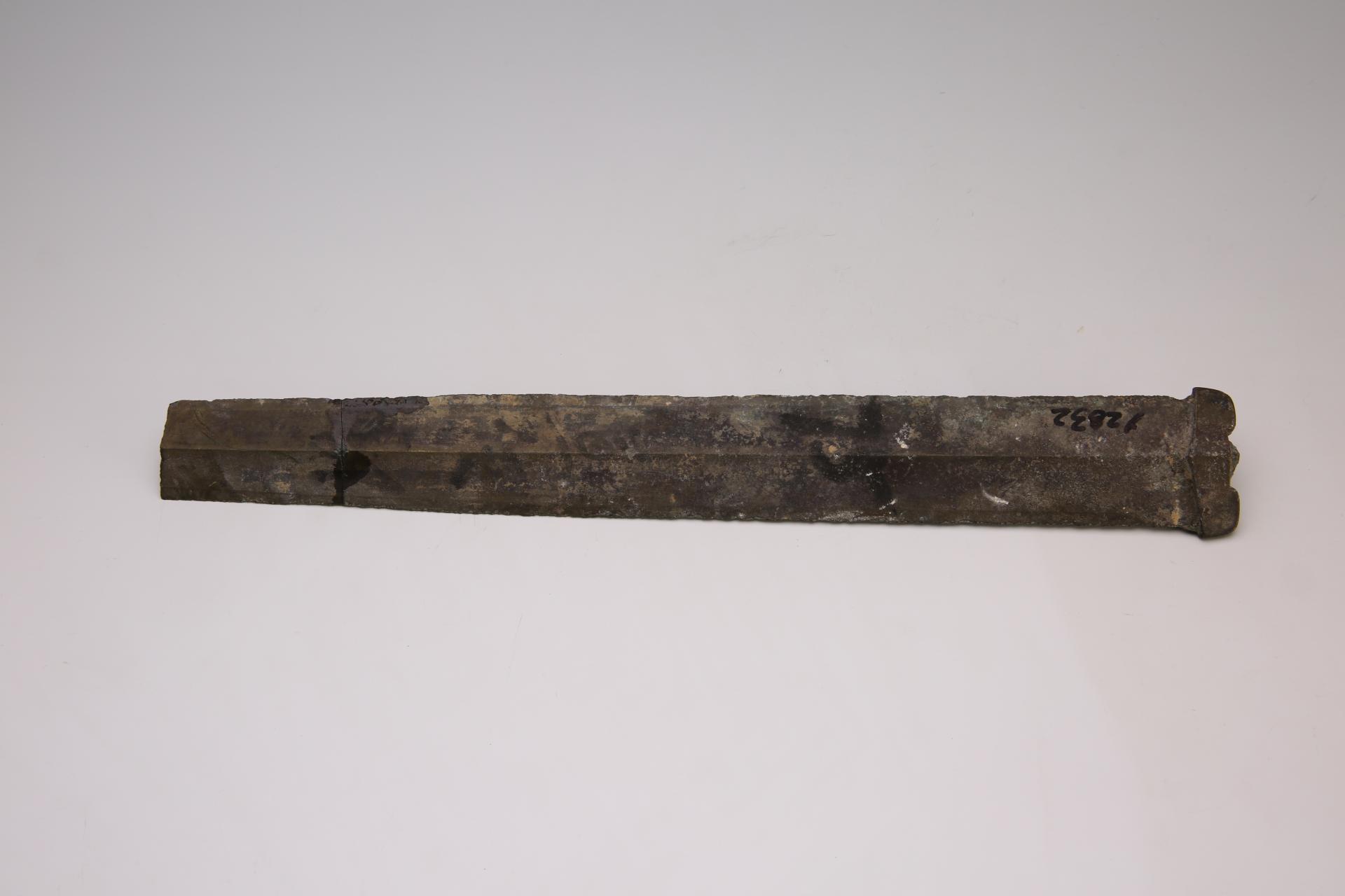 周宽格棱脊铜剑