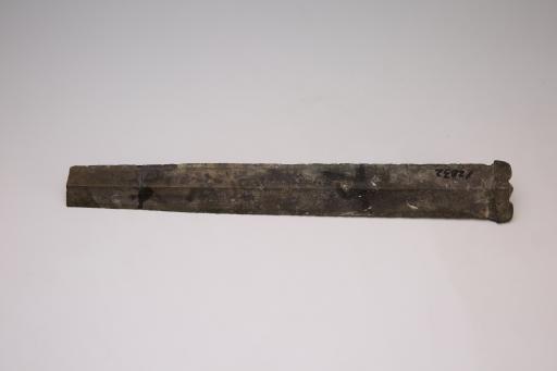 周宽格棱脊铜剑