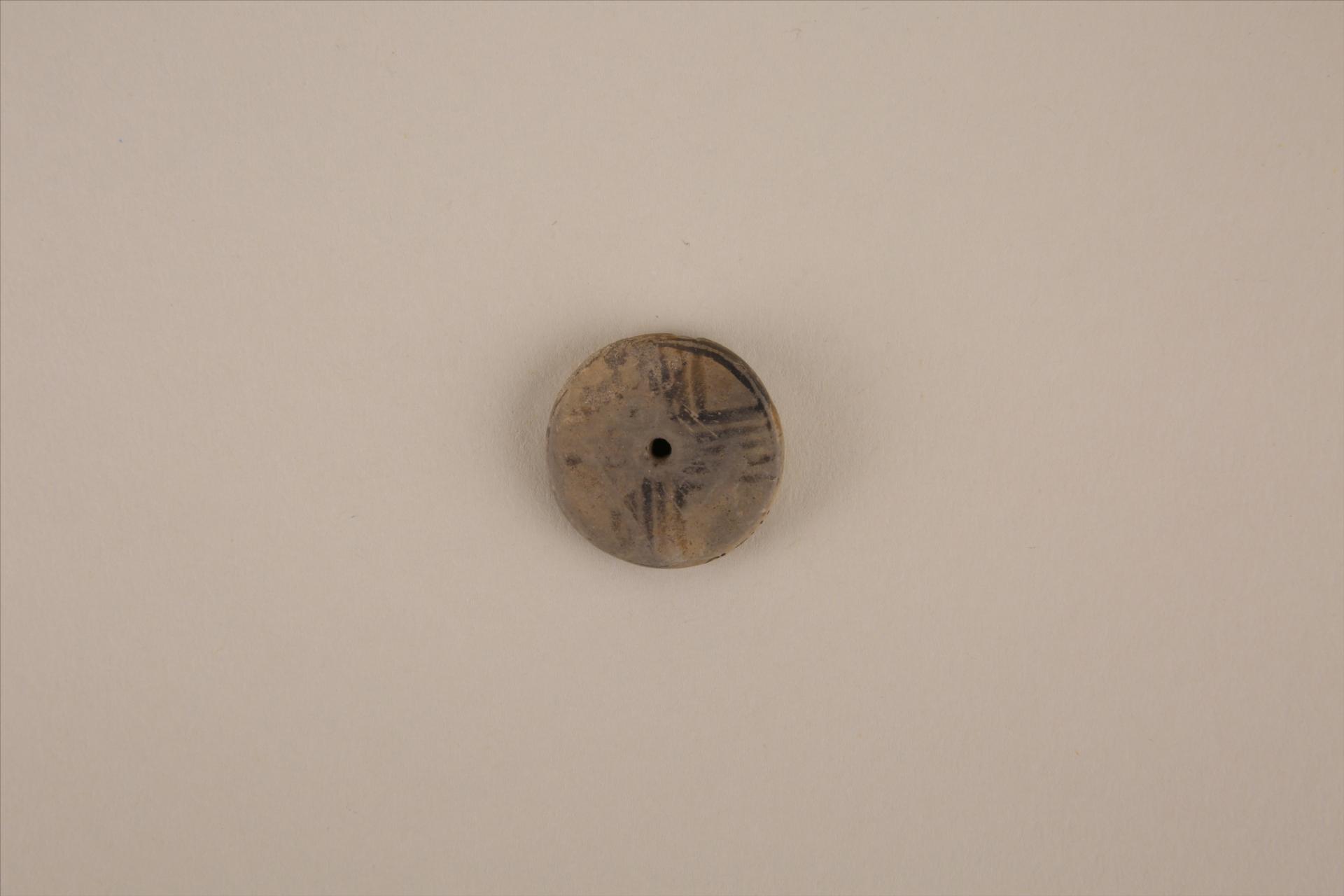 新石器时代大溪文化圆饼形中穿黑彩十字形弦纹夹细砂黄褐陶纺轮