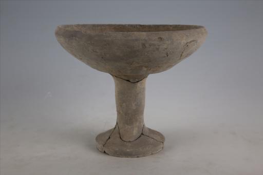 战国时期敞口斜壁直柄喇叭状圈足泥质灰陶豆
