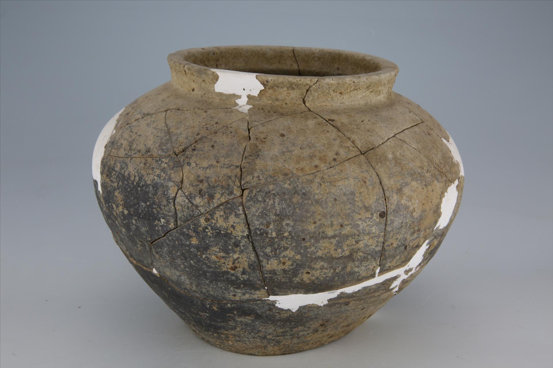 东汉矮直口鼓腹泥质黑灰陶罐