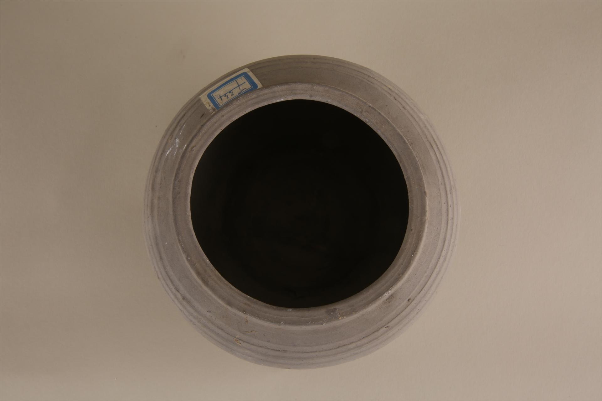 东汉侈口方唇矮束颈弧肩鼓腹平底凹弦纹泥质灰陶罐