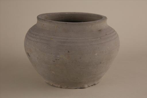 东汉侈口方唇矮束颈弧肩鼓腹平底凹弦纹泥质灰陶罐