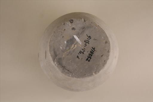 东汉侈口方唇矮束颈弧肩鼓腹平底凹弦纹泥质灰陶罐