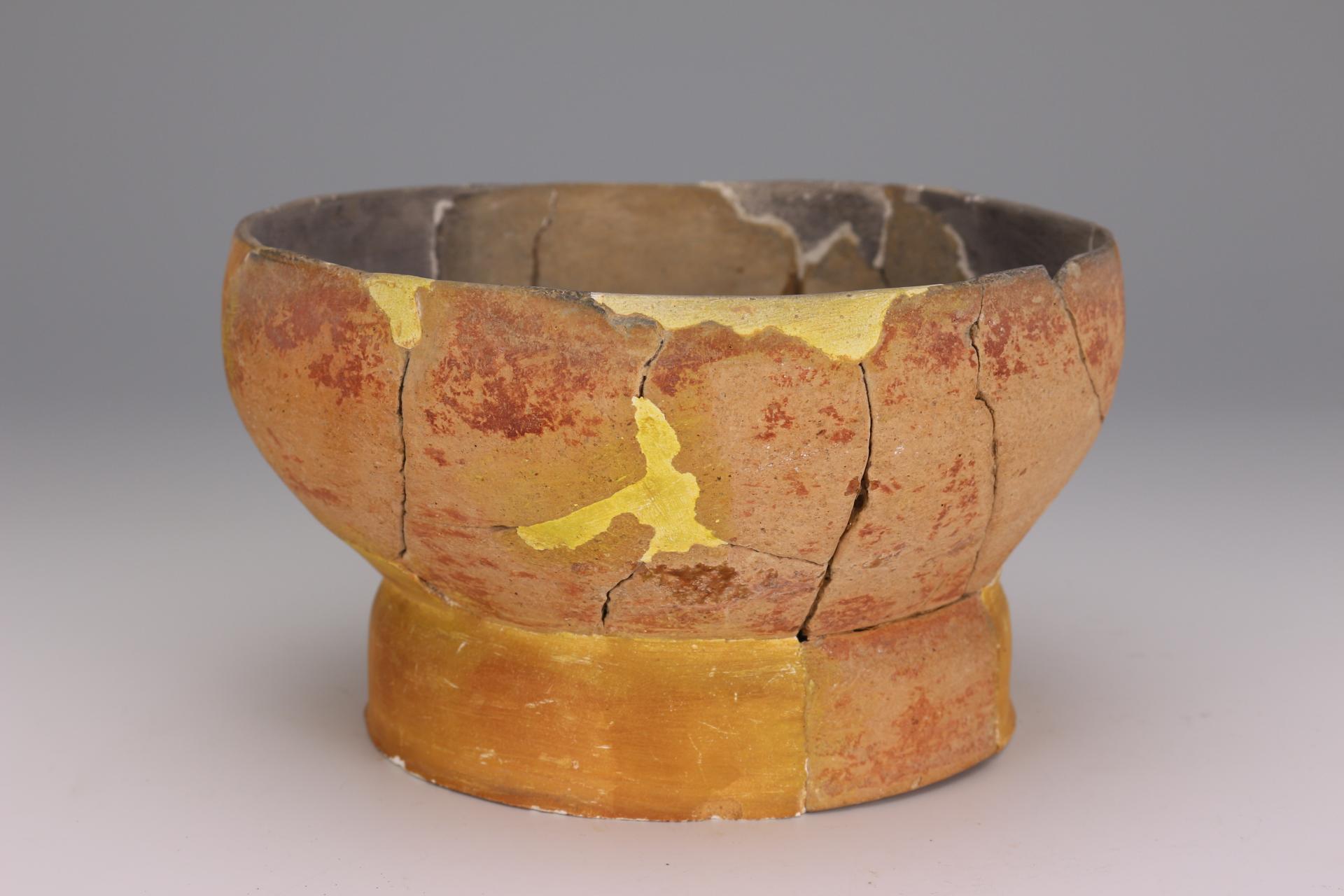新石器时代大溪文化圈足橙黄陶碗