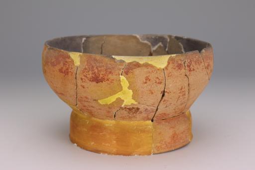 新石器时代大溪文化圈足橙黄陶碗