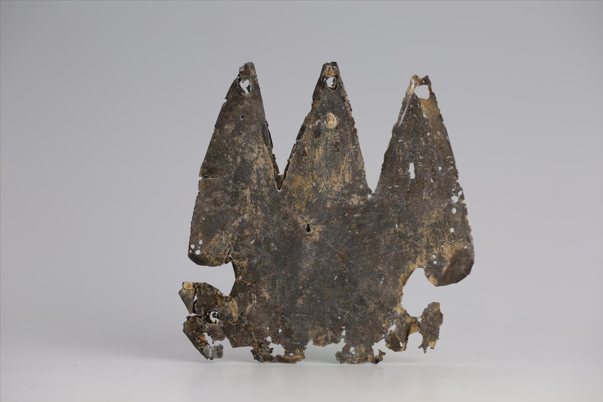 春秋时期齿顶三尾包锡箔锡饰片