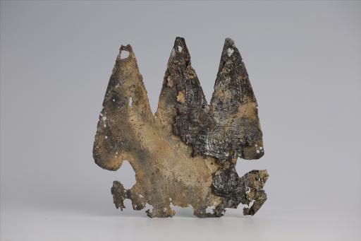 春秋时期齿顶三尾包锡箔锡饰片