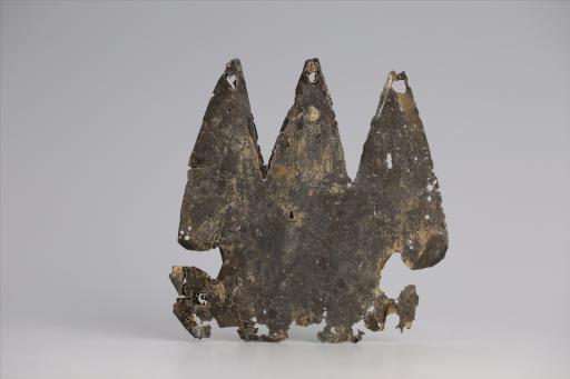 春秋时期齿顶三尾包锡箔锡饰片