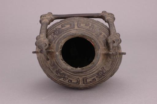 明仿周扁圆形提梁夔纹焦叶纹铜壶