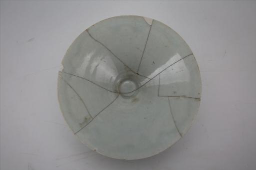 宋斗形敞口斜壁饼底青白釉瓷碗