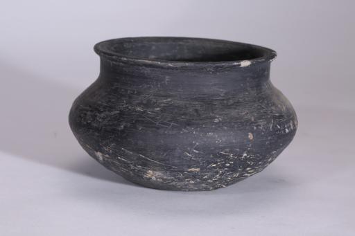 春秋时代短颈鼓腹黑陶罐