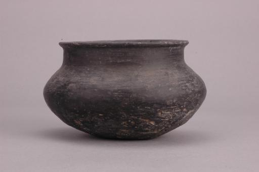 春秋时代短颈鼓腹黑陶罐