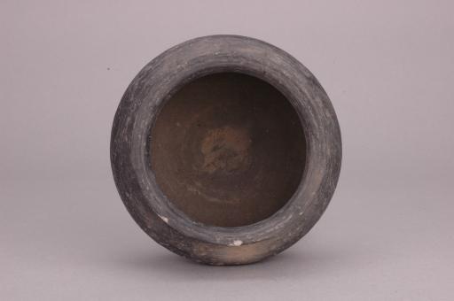 春秋时代短颈鼓腹黑陶罐