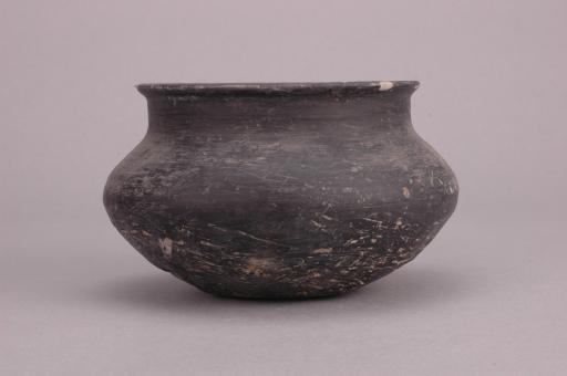 春秋时代短颈鼓腹黑陶罐