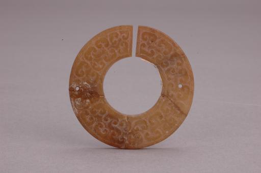 春秋晚期云纹玉玦