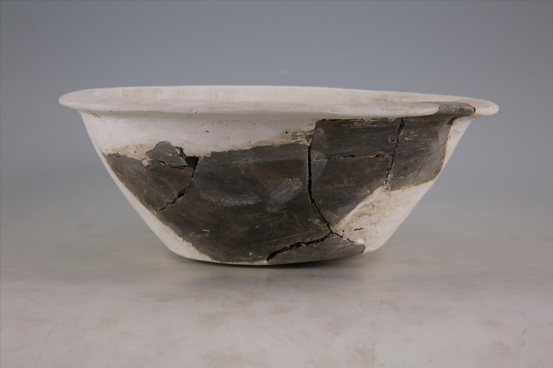 新石器时代石家河文化敞口浅腹平底泥质红胎磨光黑陶盆