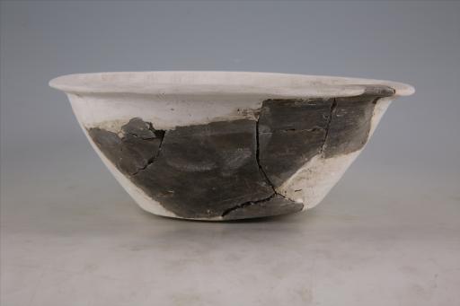 新石器时代石家河文化敞口浅腹平底泥质红胎磨光黑陶盆