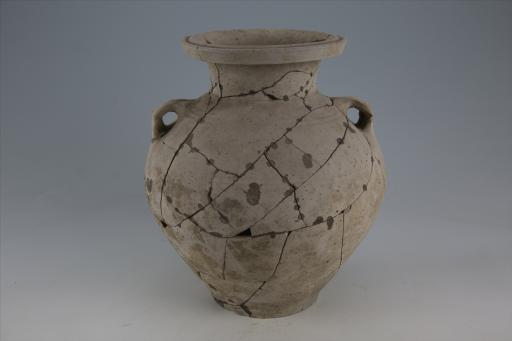 东汉盘口束颈鼓腹平底桥形耳凸弦纹夹砂灰陶壶