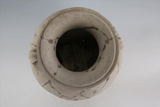 东汉盘口束颈鼓腹平底桥形耳凸弦纹夹砂灰陶壶