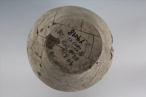 东汉盘口束颈鼓腹平底桥形耳凸弦纹夹砂灰陶壶