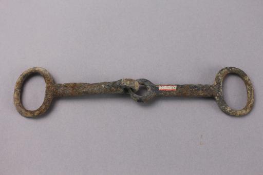 东周綯索纹铜马衔