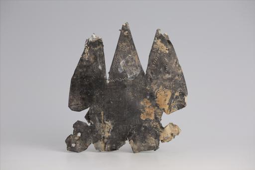 春秋时期齿顶三尾包锡箔锡饰片