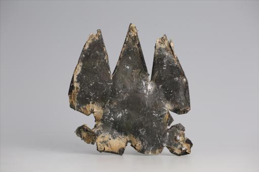 春秋时期齿顶三尾包锡箔锡饰片