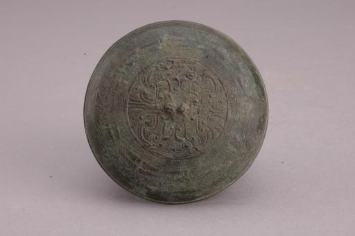 战国早期兽面纹三角形卷云纹铜器盖