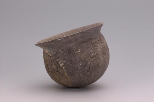 新石器时代城背溪文化鼓腹圜底绳纹夹砂灰褐陶釜