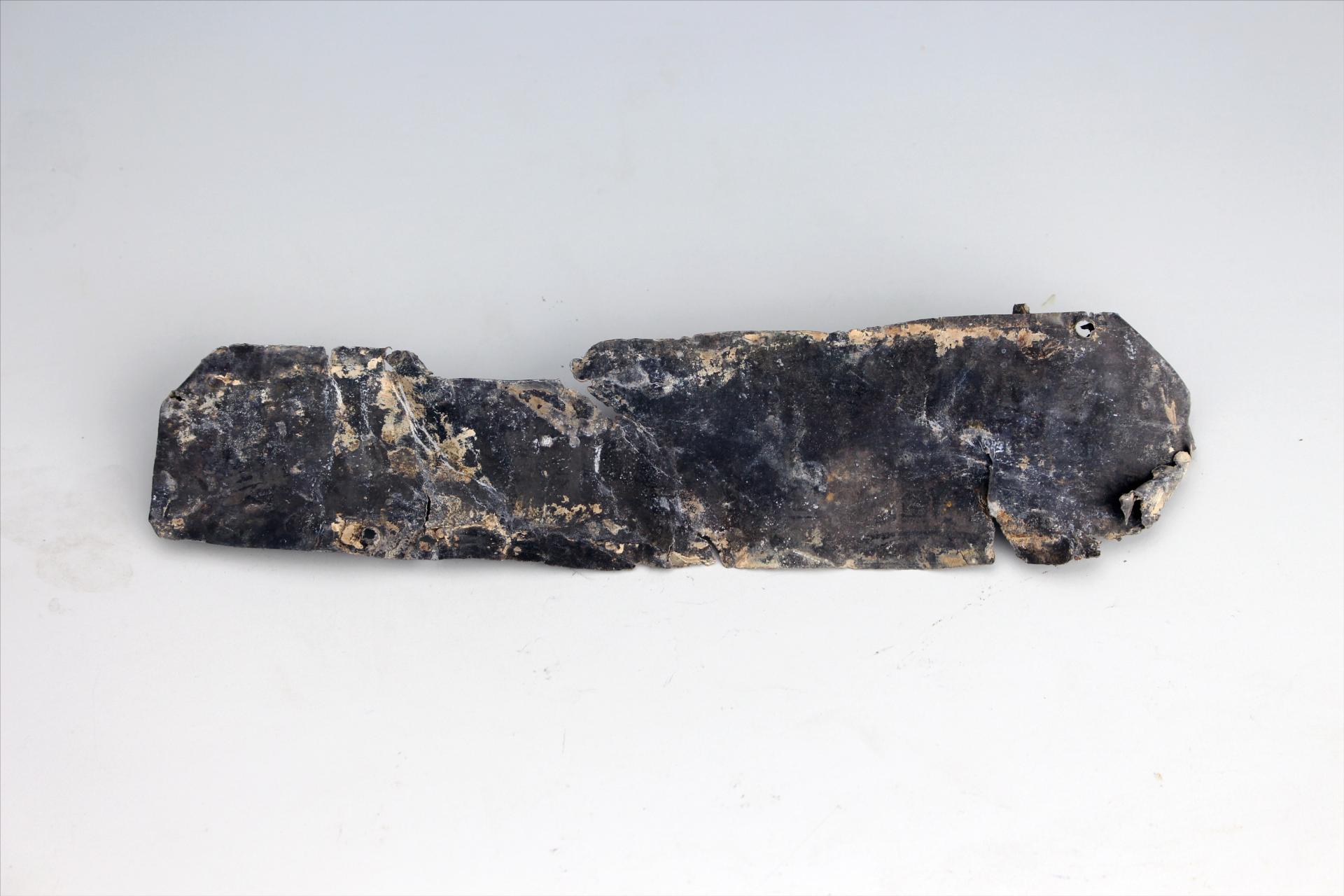 春秋时期长梯形包锡箔锡饰片