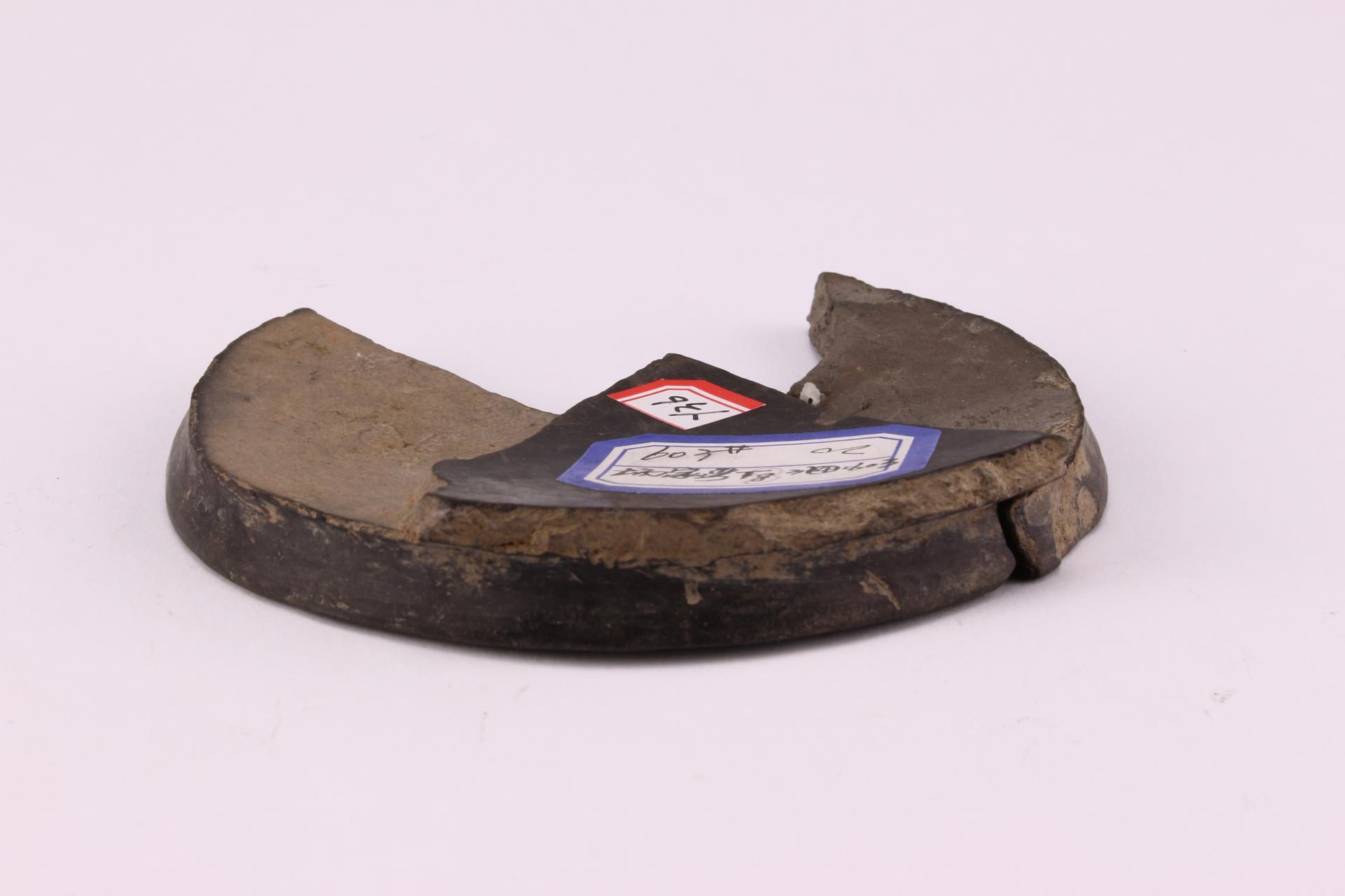 新石器时代大溪文化刻划符号夹砂黑陶圈足