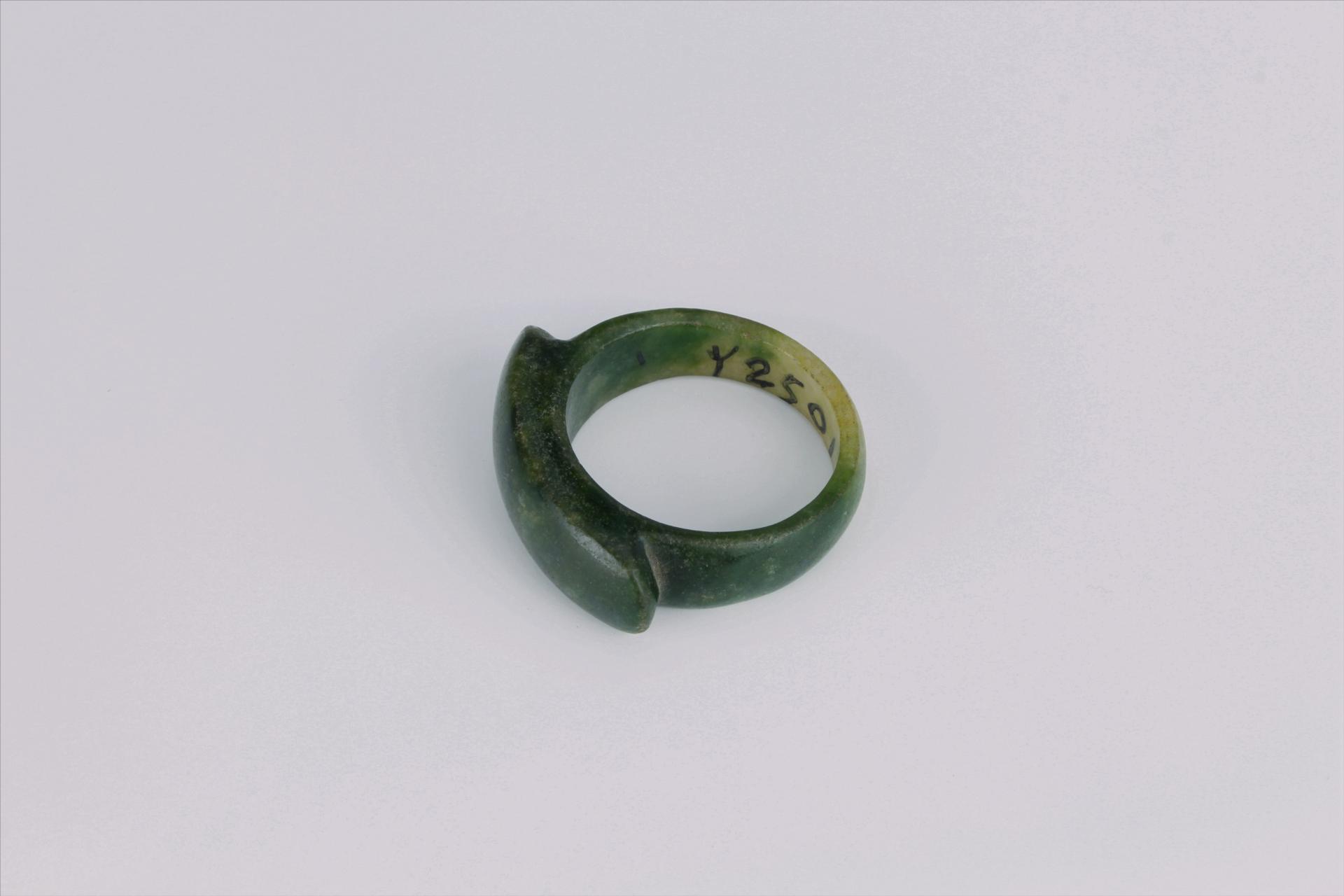 中华民国条形戒面青绿色玉戒指