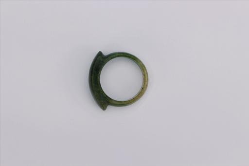 中华民国条形戒面青绿色玉戒指