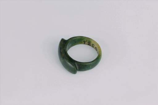 中华民国条形戒面青绿色玉戒指
