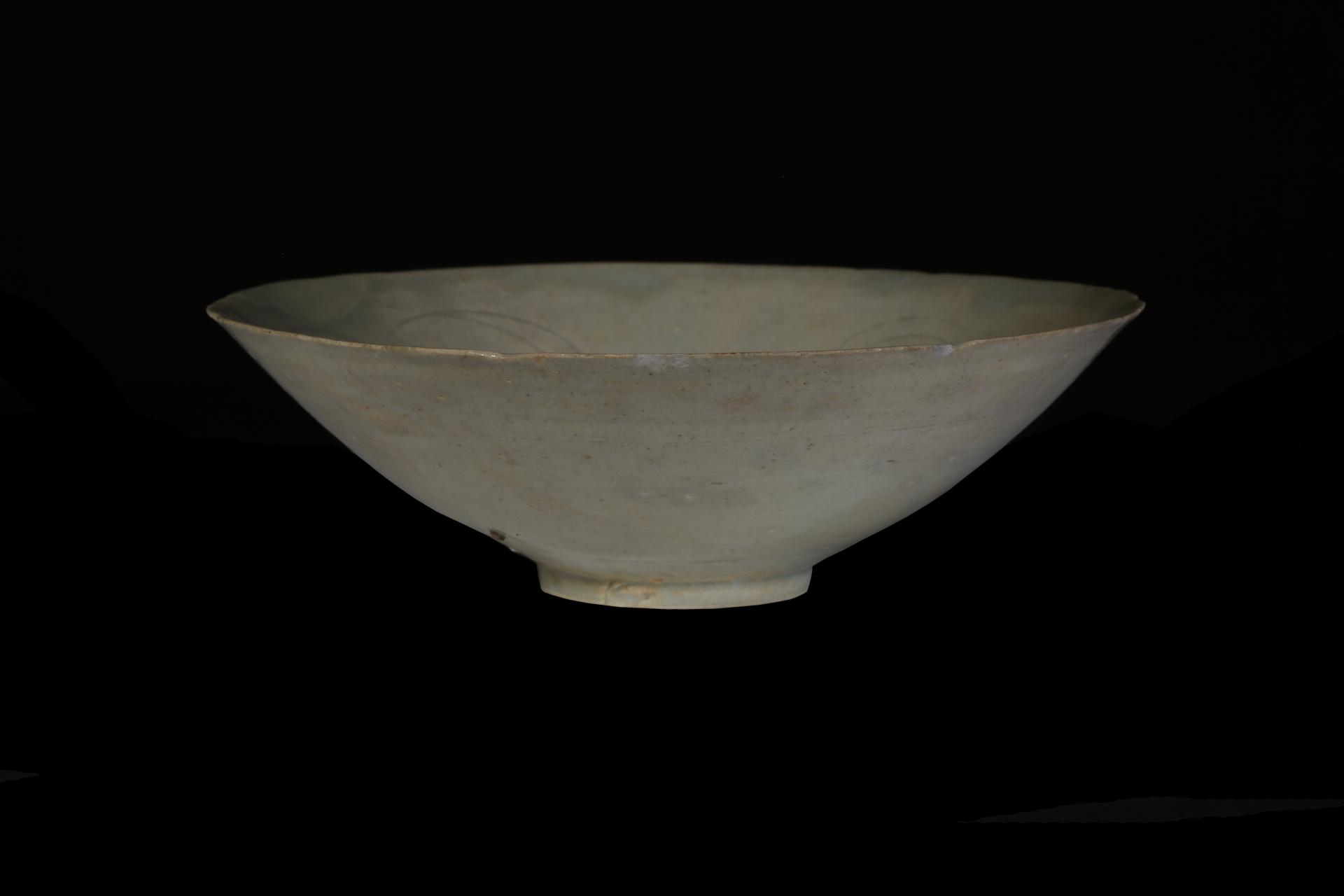 宋花口乳白釉瓷碗