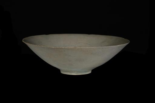 宋花口乳白釉瓷碗