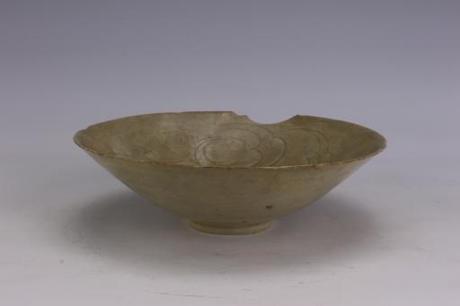 宋花口乳白釉瓷碗