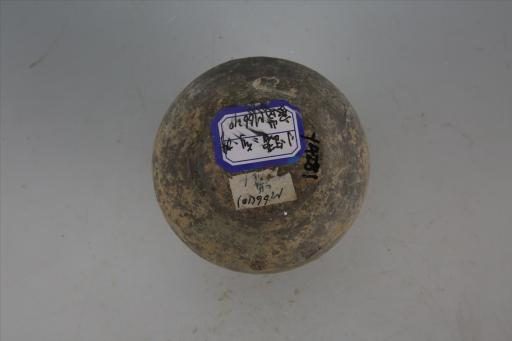 东汉侈口折沿束颈鼓腹假圈足夹砂灰陶罐
