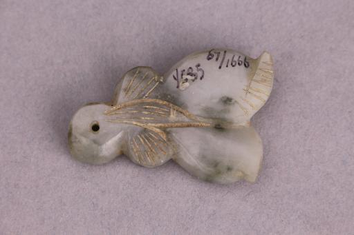 清桃形玉饰