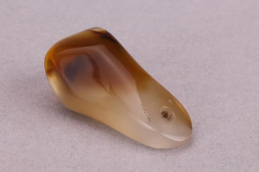 清穿孔玉饰件