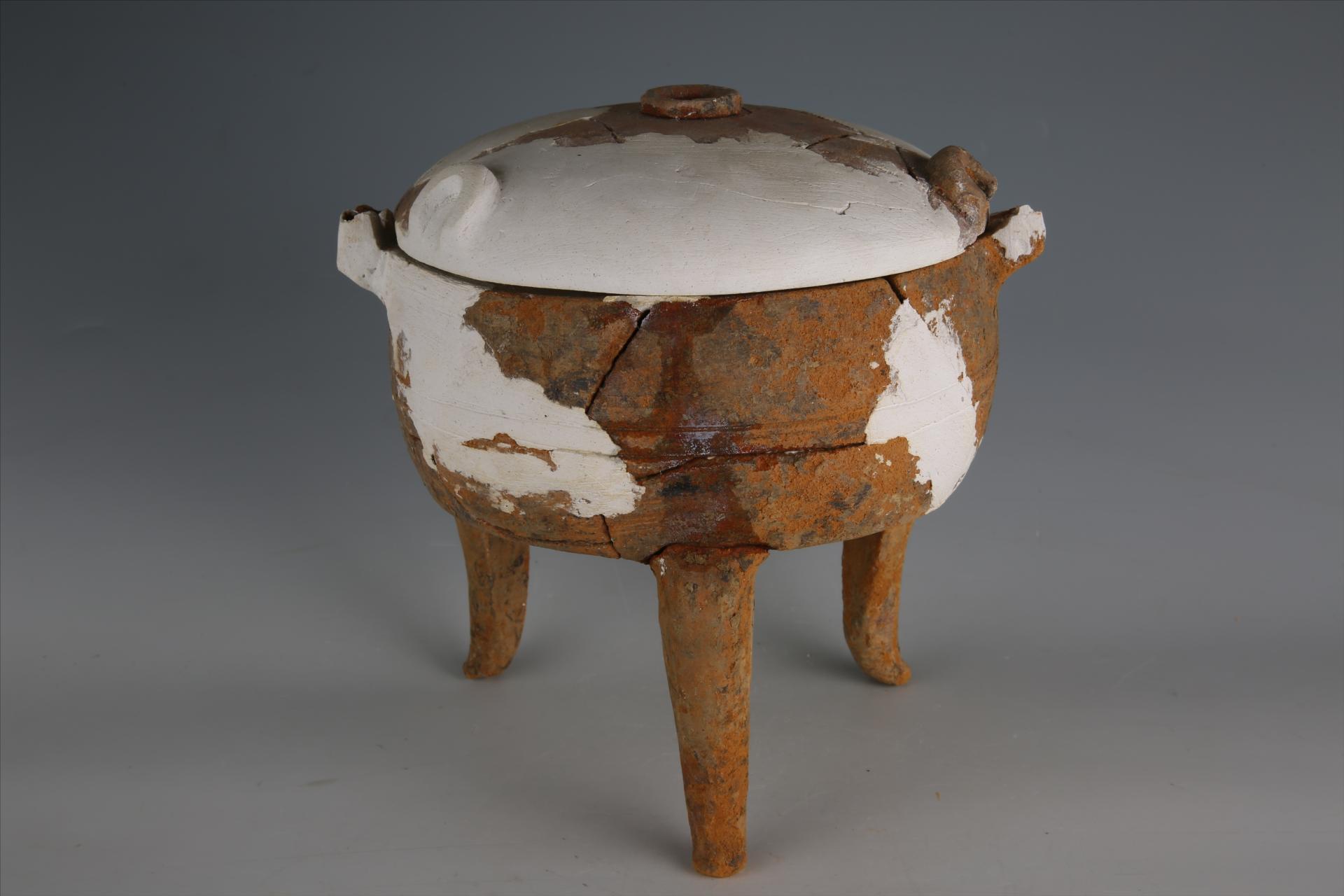 战国时期内敛子口坦底蹄足张耳弧顶盖三角雷纹泥质橙红陶鼎